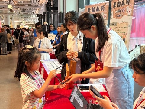 相片:得獎隊伍於滙豐香港社區節進行公開展示